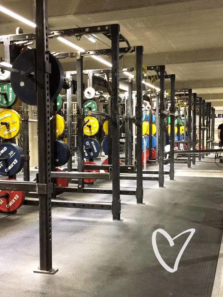 Krafttraining im Das Gym –  eines der coolsten Fitnessstudios Wiens, indem man wie zu Schwarzenegger-Zeiten trainieren kann.