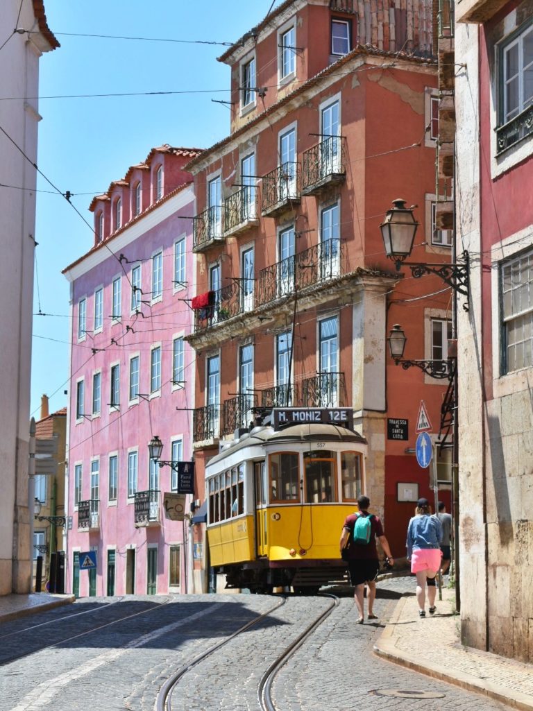 Lissabon ist der Ort, an dem ich aufgewachsen bin und den ich jetzt mehr und mehr zu schätzen gelernt habe. Die Sonne, das Essen, die Strände und die Menschen bereiten mir jedes Mal große Freude, wenn ich zurückkehre.