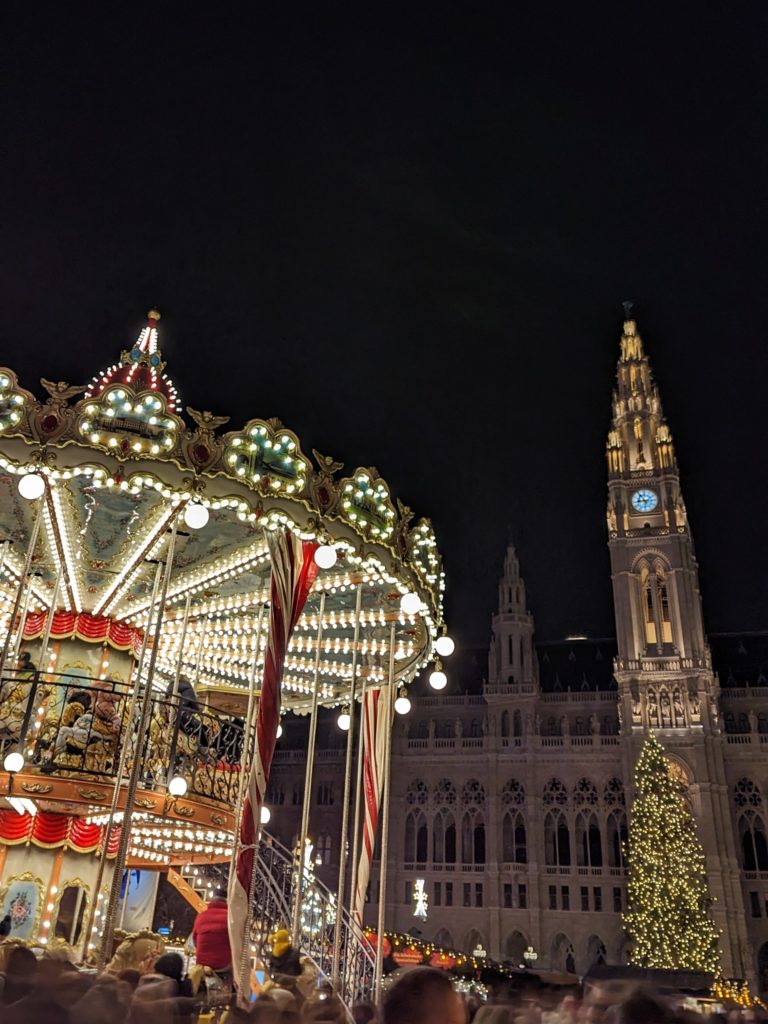 Wien ist mein derzeitiges Zuhause, die Stadt, in der ich mein Leben aufgebaut habe. Wien hat mein Herz erobert, besonders in der Weihnachtszeit. Der Zauber des Schnees und der zahlreichen Weihnachtsmärkte macht diese Zeit des Jahres immer besonders magisch.